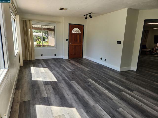 2113 Dalis Drive, Concord CA: https://media.crmls.org/mediaz/efbc01a4-2d3f-4d2d-9c9e-aff6c4d3896d.jpg