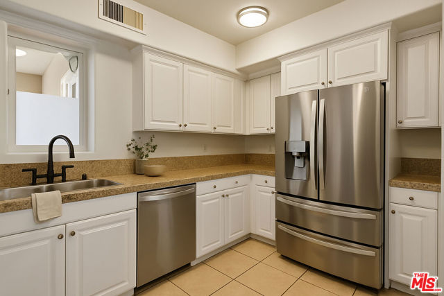 3401 S Bentley Avenue, Los Angeles CA: https://media.crmls.org/mediaz/efbc94e2-47f4-424c-97f7-691c10b8382e.jpg