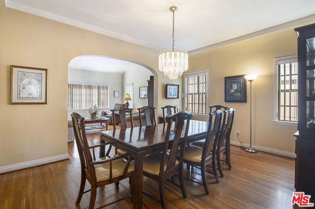 539 N Poinsettia Place, Los Angeles CA: https://media.crmls.org/mediaz/efbce90e-fd53-4444-81d1-1da96d4d4083.jpg