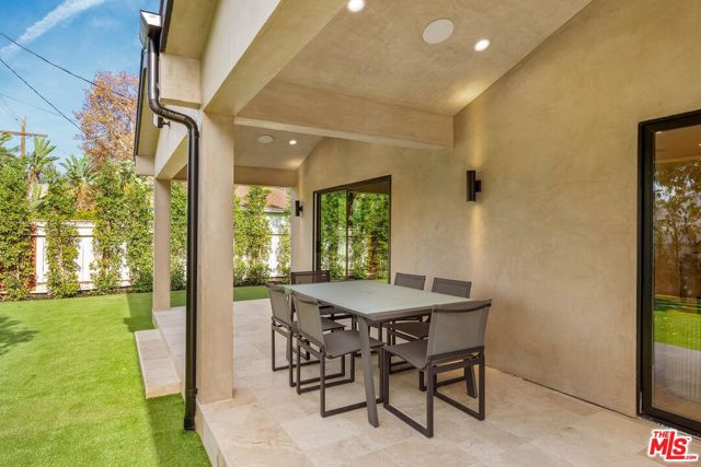 4627 Sunnyslope Avenue, Sherman Oaks CA: https://media.crmls.org/mediaz/efbde713-9d6a-4fbf-b1ff-7e69a0d3475b.jpg