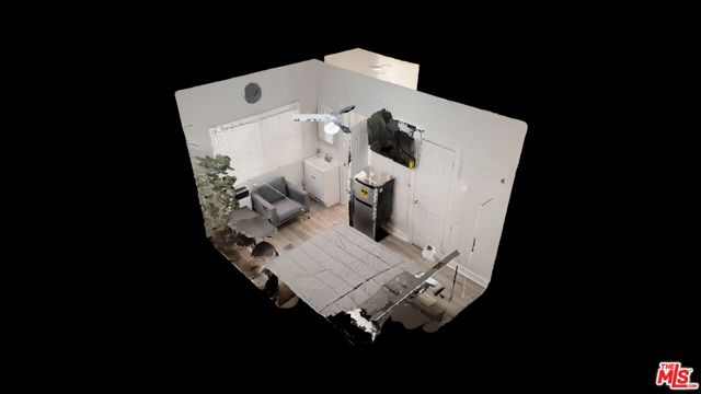 647 18th Street, Los Angeles CA: https://media.crmls.org/mediaz/efbe2af2-9527-4854-a5cc-1c3d2b2edaba.jpg