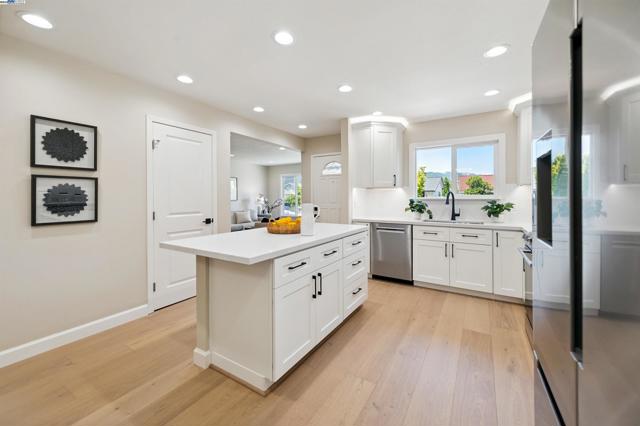 4531 Harper Ct, Pleasanton CA: https://media.crmls.org/mediaz/efc01318-88e6-4450-90cd-5001470a49ba.jpg