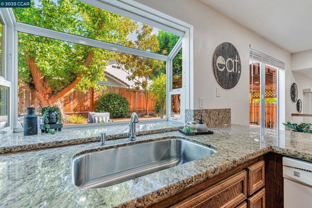 1372 Bent Tree Ln, Concord CA: https://media.crmls.org/mediaz/efc0217a-e42b-4f00-989d-b14e52c0296c.jpg