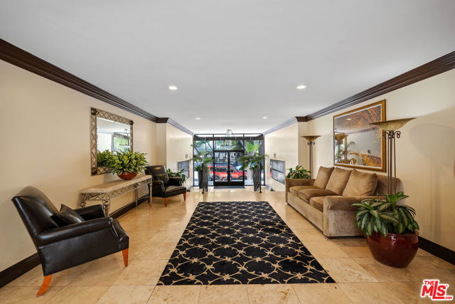 1015 North Kings Road, 201 photo 3