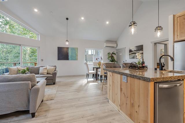 20244 Lower Skyridge Dr, Groveland CA: https://media.crmls.org/mediaz/efc04bc3-4012-45fc-a2cc-7d16f5b6309e.jpg