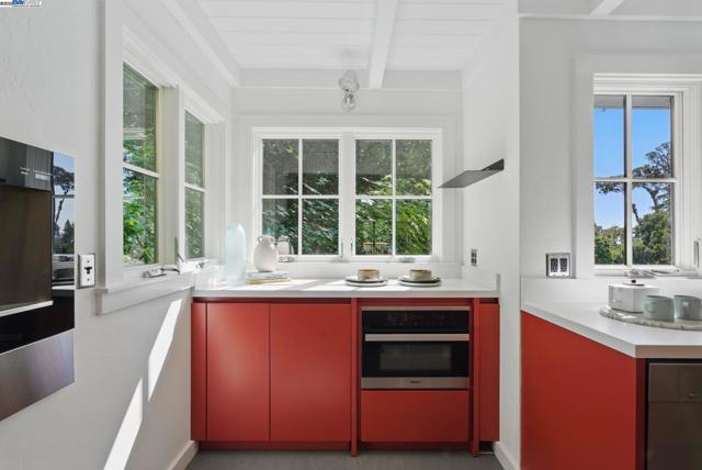 7380 Claremont Ave, Berkeley CA: https://media.crmls.org/mediaz/efc0ccc0-ef4d-47c0-8a03-243311ebb34a.jpg