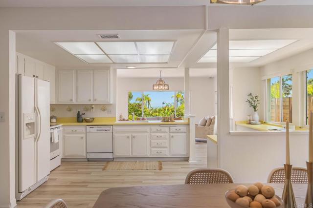 Detail Gallery Image 10 of 34 For 2476 Pinewood St, Del Mar,  CA 92014 - 3 Beds | 2 Baths