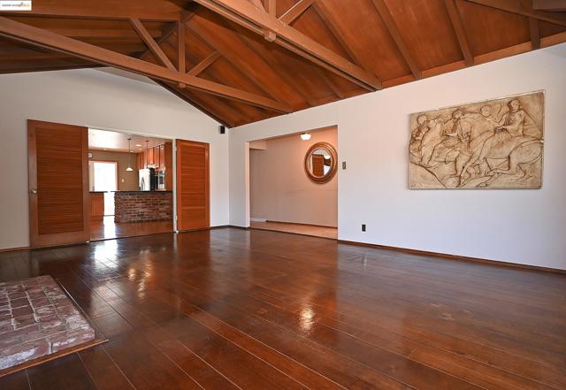 44 Oak Hill Cir, Oakland CA: https://media.crmls.org/mediaz/efc1c8df-d7b6-4447-9413-e4496bf81977.jpg