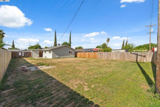 5112 Tyson Ave, Modesto CA: https://media.crmls.org/mediaz/efc212d9-fda4-48b2-ad0e-95d141156fa3.jpg