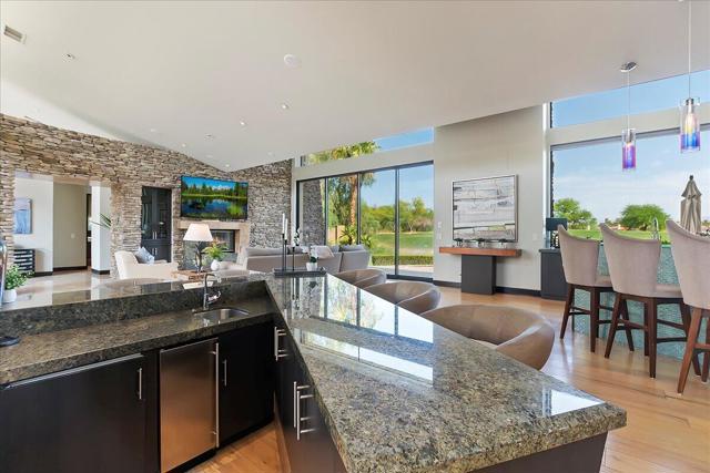 72 Royal Saint Georges Way, Rancho Mirage CA: https://media.crmls.org/mediaz/efc23cde-e39d-4dce-8d34-b03eecef8fb4.jpg