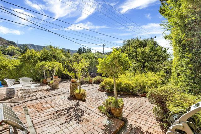 1750 Wabasso Way, Glendale CA: https://media.crmls.org/mediaz/efc29264-2b38-47e2-a700-bc408bc2a3fc.jpg