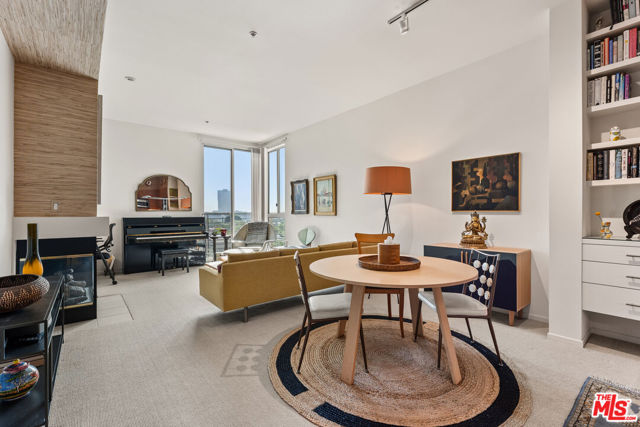 267 S San Pedro Street, Los Angeles CA: https://media.crmls.org/mediaz/efc3867a-f15b-4527-9fda-0103681c2499.jpg