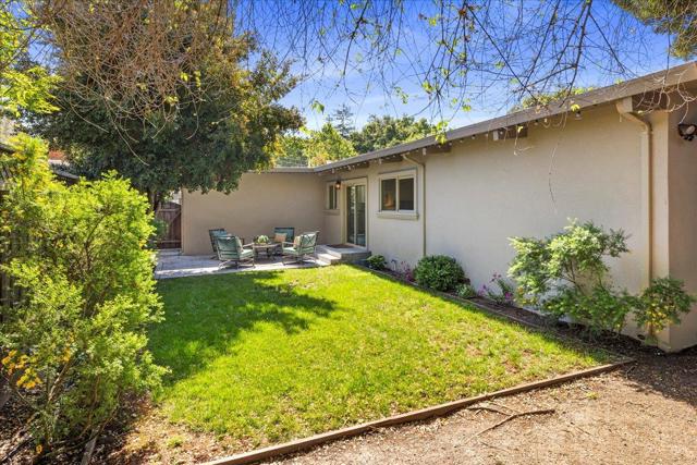 907 Christopher Way, Menlo Park CA: https://media.crmls.org/mediaz/efc401f8-01ba-4bac-abb0-f246b3028305.jpg