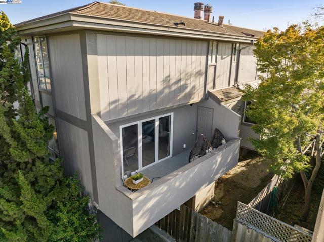 2106 Otis Dr, Alameda CA: https://media.crmls.org/mediaz/efc45677-c697-4561-a412-c7f5842af2c7.jpg