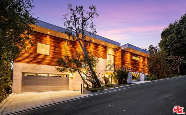 933 Bluegrass Lane, Los Angeles CA: https://media.crmls.org/mediaz/efc6c8dd-72b4-47c3-94ff-64973ee5f513.jpg