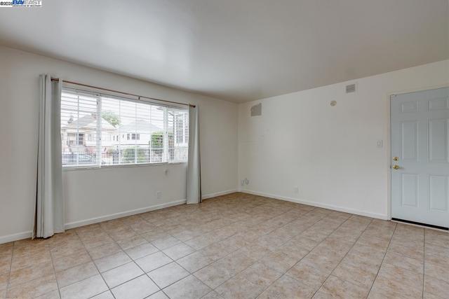 723 Apgar St, Oakland CA: https://media.crmls.org/mediaz/efc6fc71-2b39-4a4e-8c5c-b9c35c4a69ae.jpg