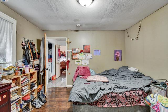 1506 52nd Ave, Oakland CA: https://media.crmls.org/mediaz/efc73288-11fb-4748-87b8-926753d65db3.jpg