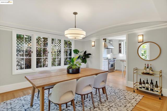 1145 Mandana Blvd, Oakland CA: https://media.crmls.org/mediaz/efc7e4c1-d503-4e56-9ed7-bfee01bc8a57.jpg