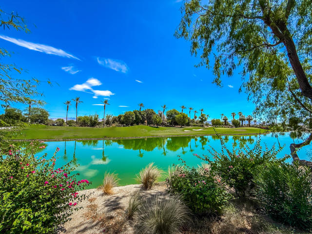 79840 Rancho La Quinta Drive, La Quinta CA: https://media.crmls.org/mediaz/efca4307-ec72-4d2e-bd64-0ddfa1b24211.jpg