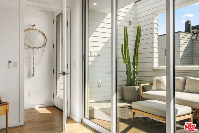 3724 1/2 Vinton Avenue, Los Angeles CA: https://media.crmls.org/mediaz/efca5756-d08c-44fb-97d5-20866449a523.jpg