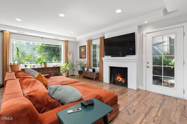 Detail Gallery Image 4 of 27 For 3847 Sunbeam Dr, Los Angeles,  CA 90065 - 3 Beds | 2/1 Baths