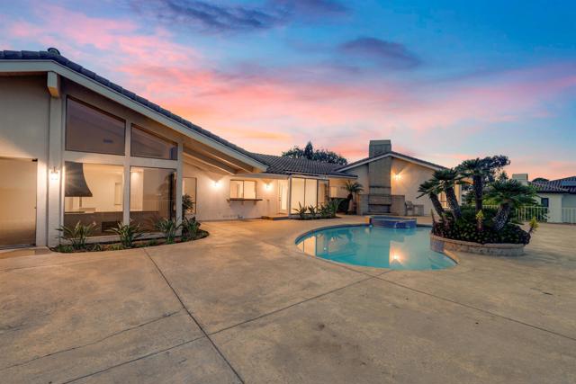 3013 Woodford Dr, La Jolla CA: https://media.crmls.org/mediaz/efcc3822-cc25-4934-a173-ef118ae13b55.jpg