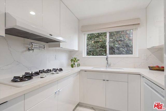 1327 Stanford Street, Santa Monica CA: https://media.crmls.org/mediaz/efcc5b3e-329a-45bb-9172-ead3d0cf2a70.jpg