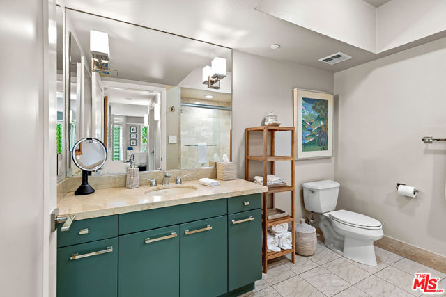 13600 Marina Pointe Drive, Marina del Rey CA: https://media.crmls.org/mediaz/efcc7104-cec2-4bb4-915e-7ff127577776.jpg