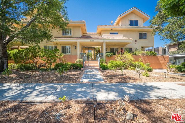 2716 Honolulu Avenue, Montrose CA: https://media.crmls.org/mediaz/efcce5da-1509-4a02-b63c-9df364706499.jpg