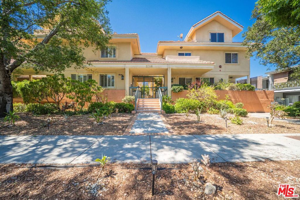 2716 Honolulu Avenue #106