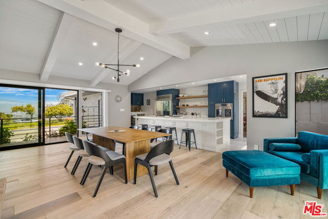 8400 Mulholland Drive, Los Angeles CA: https://media.crmls.org/mediaz/efcd3b5c-baff-4a6c-a9f9-9f9cd63861ff.jpg