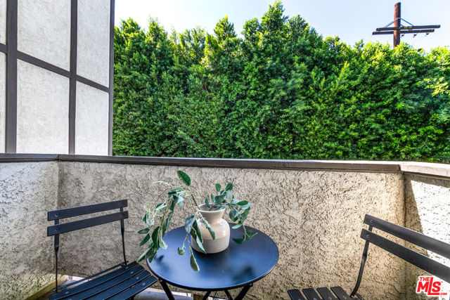 17914 Magnolia Boulevard, Encino CA: https://media.crmls.org/mediaz/efcd702a-92d9-44b1-ab2d-f93476ba5313.jpg