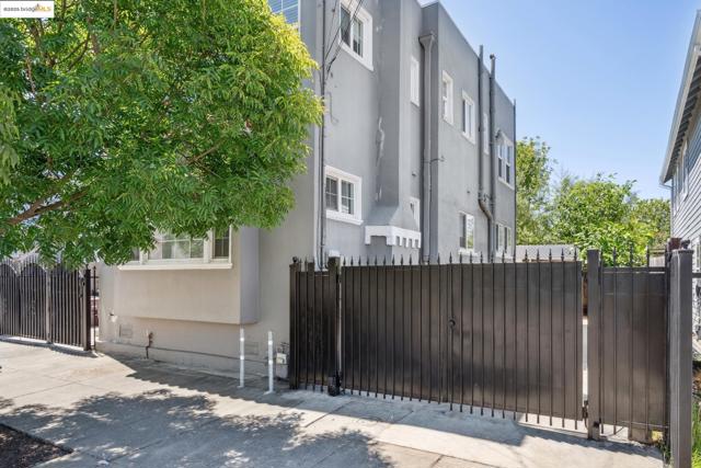 1063 32Nd St, Oakland CA: https://media.crmls.org/mediaz/efcdc180-e3e4-47ec-93bf-eed74cbe1db0.jpg