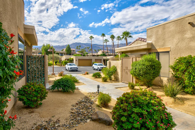 72516 Sandstone Lane, Palm Desert CA: https://media.crmls.org/mediaz/efceac4c-50ce-43e2-832d-f7c261e820e9.jpg
