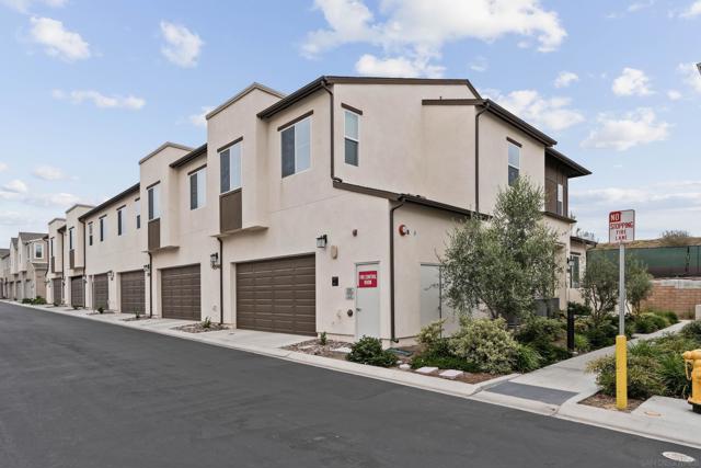 2098 Bluestone Cir, Chula Vista CA: https://media.crmls.org/mediaz/efcecb57-be68-4dc5-be88-3c5e861aa7db.jpg