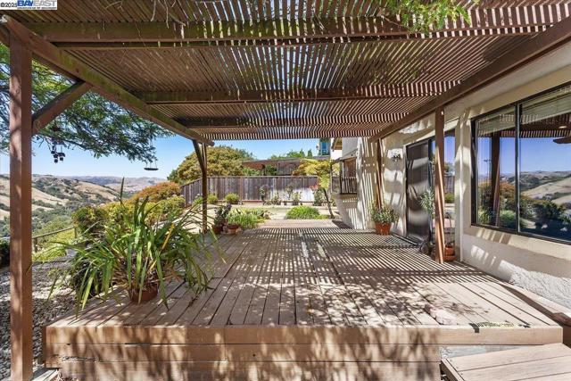 6444 Boone Dr, Castro Valley CA: https://media.crmls.org/mediaz/efcf3713-1b64-49cc-9bbb-2c3a14ce5f3e.jpg