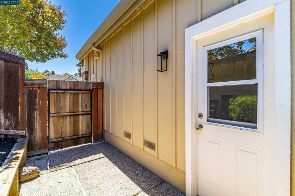 https://media.crmls.org/mediaz/efcf61e6-a301-4431-8d1b-6ec3eec2e8d0.jpg?preset=X-Large
