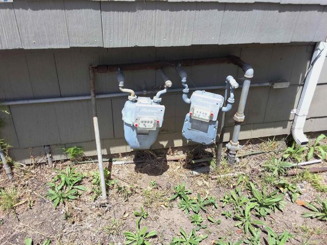 3020 E 19th st, Oakland CA: https://media.crmls.org/mediaz/efcfa0c7-c045-4961-bf3e-338decd8bee8.jpg