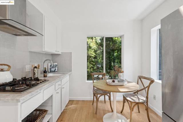 2429 Scout Rd, Oakland CA: https://media.crmls.org/mediaz/efcff91c-b491-4eec-85d6-ffd31fd2ea73.jpg