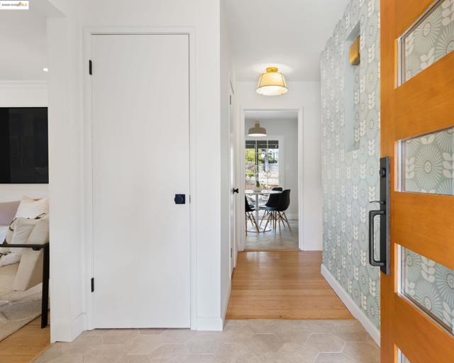 150 Santa Rita Dr, Walnut Creek CA: https://media.crmls.org/mediaz/efd16624-17bc-4b97-aff2-fd9b94051608.jpg