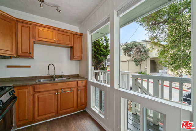 115 44th Street, Manhattan Beach CA: https://media.crmls.org/mediaz/efd18cdd-3e5b-4d47-86b5-655ddb59b250.jpg
