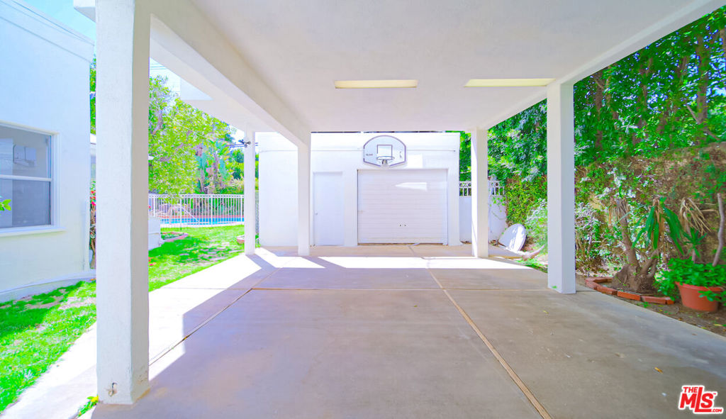 https://media.crmls.org/mediaz/efd1c2aa-4ddd-4a5f-90c3-445f8478b664.jpg?preset=X-Large