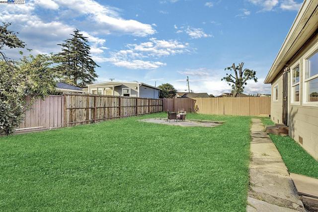 215 Isleton Ave, Oakland CA: https://media.crmls.org/mediaz/efd1deb8-4467-4ad4-9f1a-6662f619b677.jpg