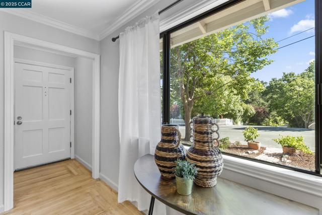 3348 Betty Ln, Lafayette CA: https://media.crmls.org/mediaz/efd22497-8430-4d0f-8fef-fb8af2afd609.jpg