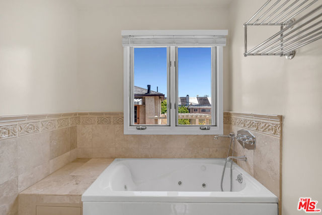 1022 10th Street, Santa Monica CA: https://media.crmls.org/mediaz/efd232fe-de4f-42d0-849e-00fdbff5ee19.jpg