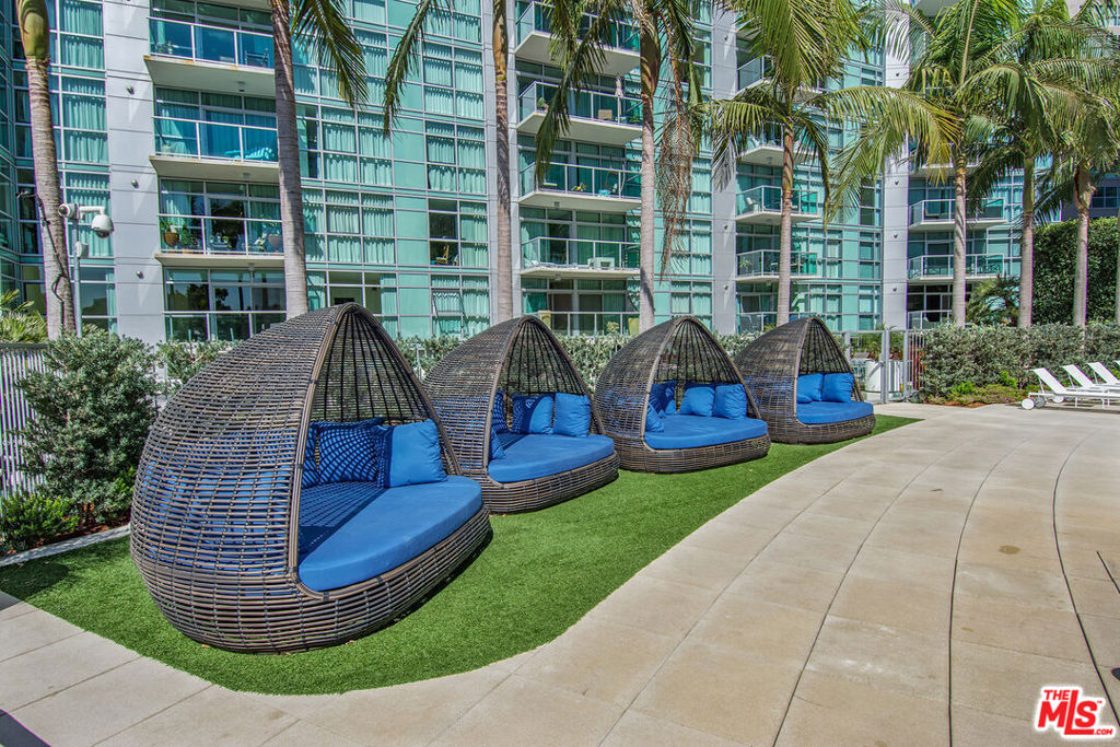 https://media.crmls.org/mediaz/efd414a8-cdf1-4f3e-92e2-20ac9f39977d.jpg?preset=X-Large