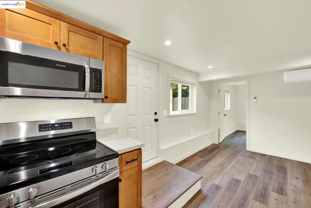 971 34Th St, Richmond CA: https://media.crmls.org/mediaz/efd53eca-9015-46f6-8f91-eb62cf2da32f.jpg