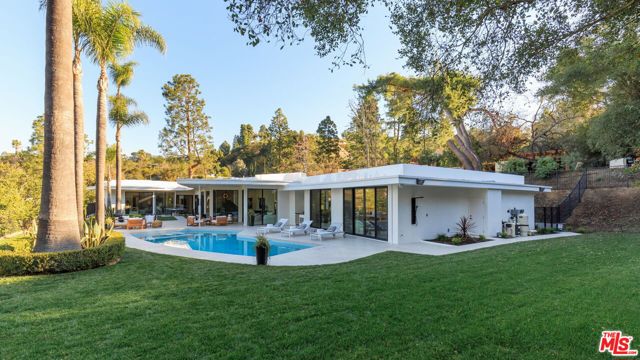 1935 Loma Vista Drive, Beverly Hills CA: https://media.crmls.org/mediaz/efd5410d-544c-4c43-992d-4c553891222f.jpg