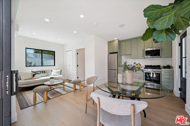 4949 Sancola Avenue, Toluca Lake CA: https://media.crmls.org/mediaz/efd5cdb3-a266-46f8-ba34-ba754e27dbd6.jpg