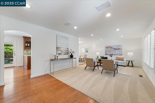 2551 Toltec Cir, San Ramon CA: https://media.crmls.org/mediaz/efd78728-c5fe-41f5-8daf-bb6f3663291e.jpg